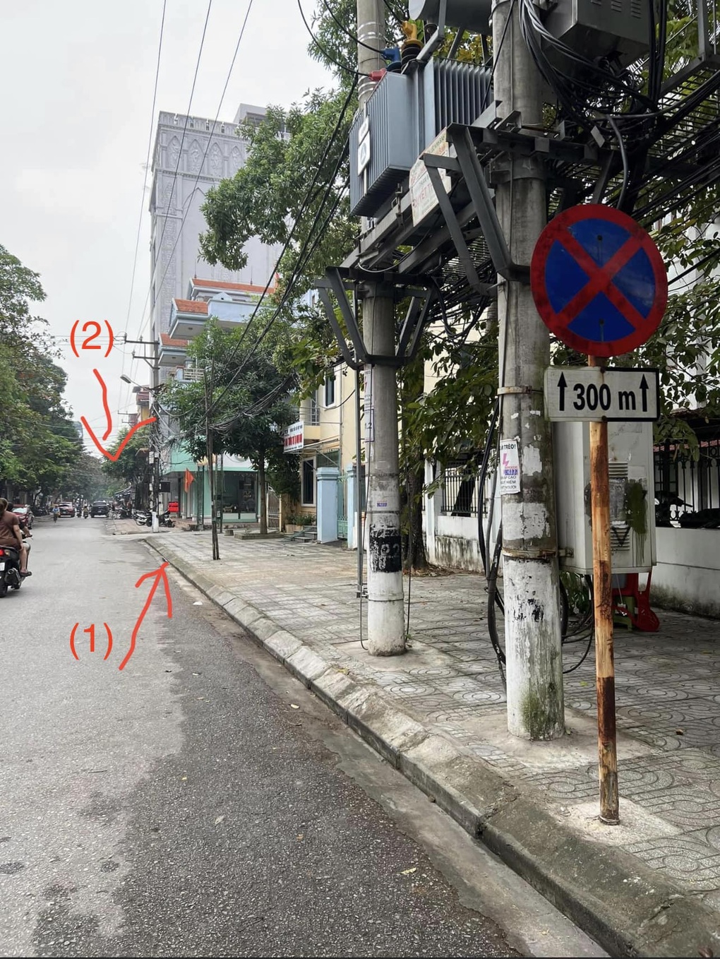 Đỗ ô tô cách 299 mét so với biển cấm dừng đỗ 300 mét thì có bị xử phạt? - 1