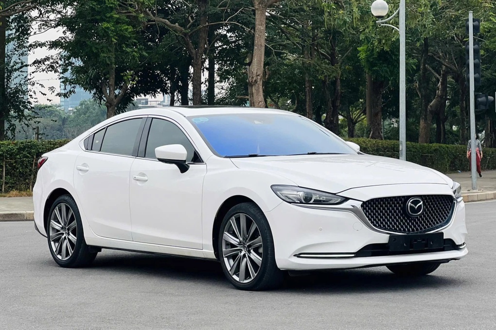 Không có xe để bán, Toyota Camry bị Mazda6 vượt qua trong tháng 11 - 1